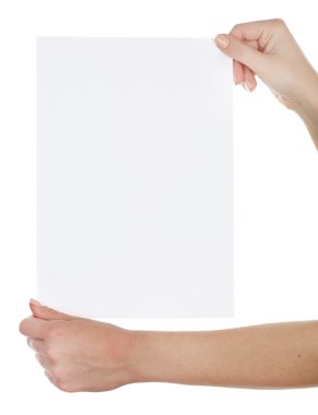 Boş kartı tutan eller beyaza izole edilmiş.