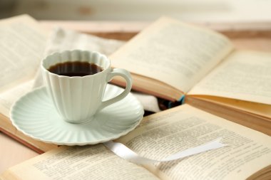 Natürmort ile fincan kahve ve kitaplar, yakın çekim