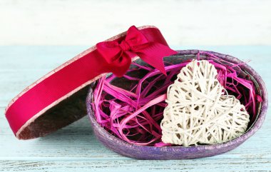 Hasır kalp mevcut kutusunda ahşap masa