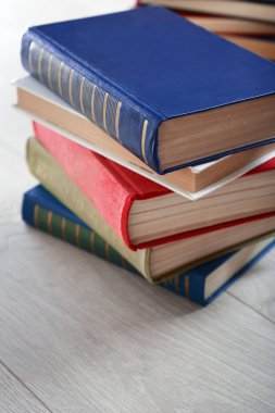 Ahşap zemin üzerine kitap yığını