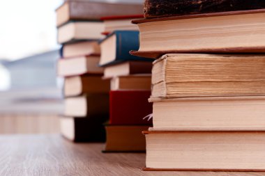 Tablo kitap yığınları yakın çekim