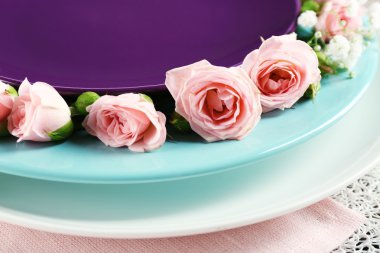 sofra masaya çiçek ile yakın çekim