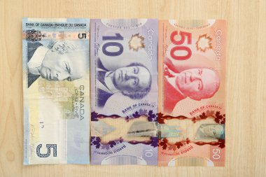 Ahşap masa üzerinde Kanada Doları