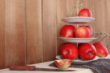 tepsi ahşap arka plan üzerinde hizmet üzerinde lezzetli olgun elma