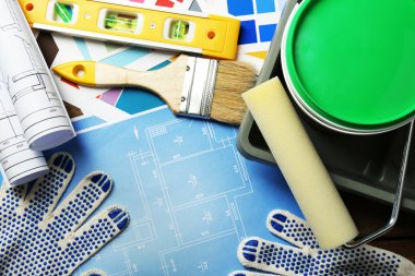 İnşaat aletleri, planı ve fırçalar ahşap masa arka plan üzerinde