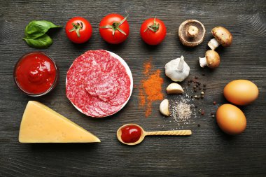 ahşap masa, üstten görünüm üzerinde pizza yemek pişirmek için malzemeler