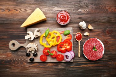 ahşap masa, üstten görünüm üzerinde pizza yemek pişirmek için malzemeler