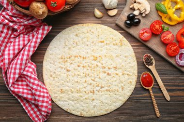 ahşap masa, üstten görünüm üzerinde pizza yemek pişirmek için malzemeler