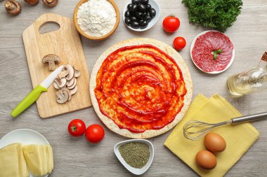 Pişirme pizza üzerinde ahşap masa, üstten görünüm