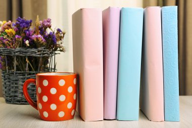 Kitaplar, kupa ve bitki üzerinde ahşap masa, portre