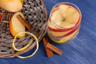 elma meyve ve tarçın tablo ile bardak yakın çekim