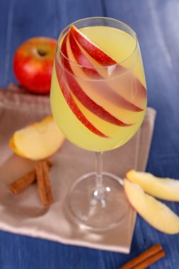 elma meyve ve tarçın tablo ile bardak yakın çekim