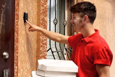 Servis elemanı ile müşteri, açık havada house yakınındaki karton pizza kutusu