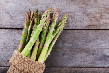 Ahşap arka planda taze kuşkonmaz