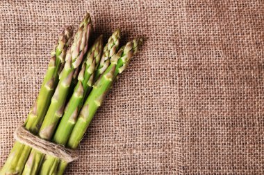 Taze kuşkonmaz çul arka plan üzerinde