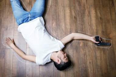 suç mahalli simülasyon, silah yerde yatan genç adam