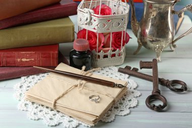 eski kitap ve renk ahşap masa arka plan üzerindeki harfler ile taze gül. Vintage kavramı