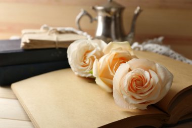 eski defter, ahşap masa arka plan üzerinde taze gül