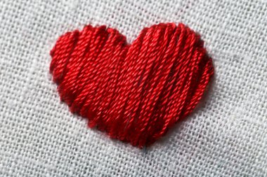 Bezler, nakış ve masada kırmızı dikiş ipliği için yakın çekim