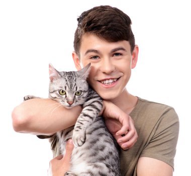 yakışıklı delikanlı ile sevimli kedi üzerinde beyaz izole
