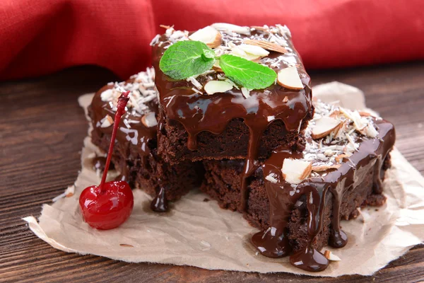 Deliciosos pasteles de chocolate en primer plano de la mesa —  Fotos de Stock