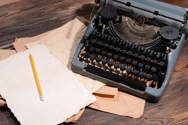 Alte Retro-Schreibmaschine in Großaufnahme auf dem Tisch — Stockfoto