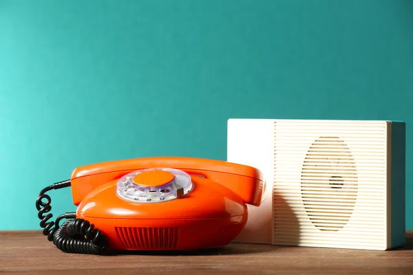 Old retro radio on table on green wall background — Stock Photo, Image