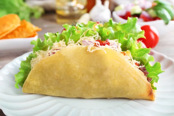 Νόστιμο taco στο πιάτο από κοντά — Φωτογραφία Αρχείου