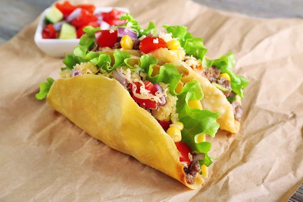 在纸上的蔬菜美味 taco 关闭 — 图库照片