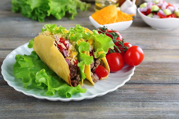 Chutné taco se zeleninou na desku stolu zblízka — Stock fotografie