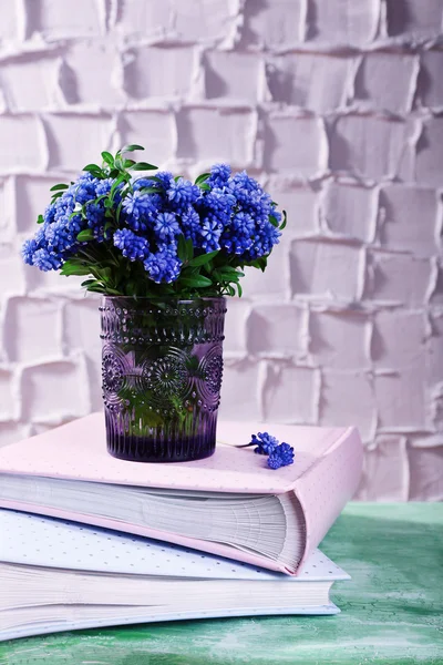Vacker bukett av muscari - hyacint i vas på väggen bakgrund — Stockfoto