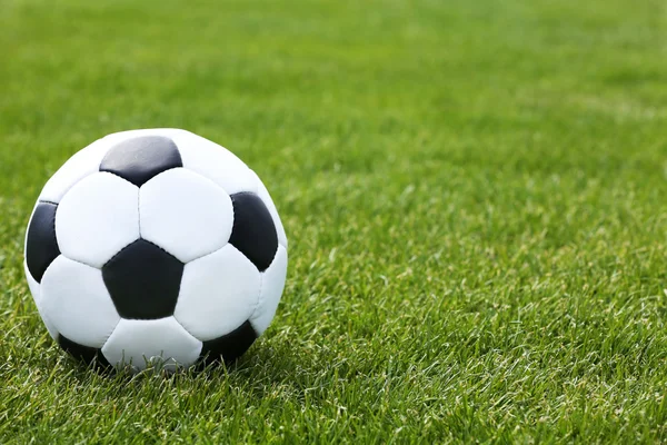 Soccer ball on green field — Stock Photo, Image