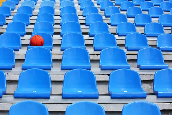 Pallone da basket sul sedile dello stadio — Foto Stock