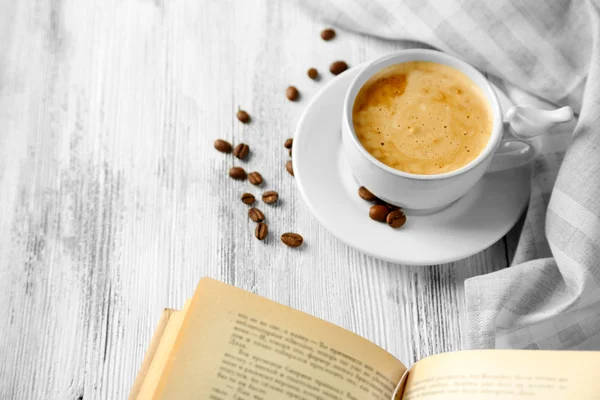 Natura morta con tazza di caffè e libro, da vicino — Foto Stock