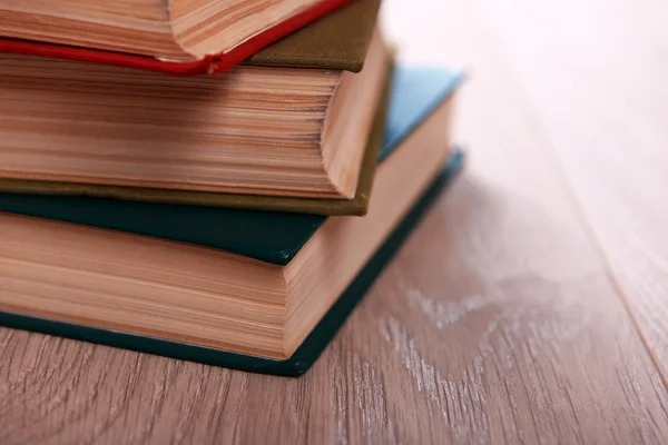 Стопка книг на деревянном фоне — стоковое фото