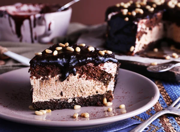 Deliziosa torta al cioccolato con glassa in piatto sul tavolo, primo piano — Foto Stock