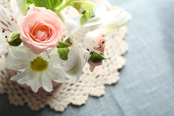 Hermosas flores en la mesa de cerca — Foto de Stock