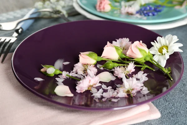 Vaisselle avec des fleurs sur la table close up — Photo