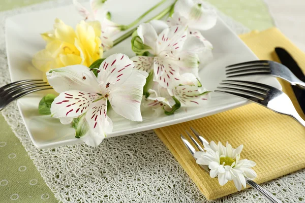 Tableware with flowers on table close up — Stock Photo, Image