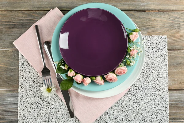 Tableware with flowers on table close up — Stock Photo, Image