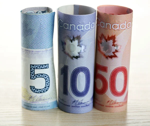 Dolarów kanadyjskich na drewnianym stole — Zdjęcie stockowe