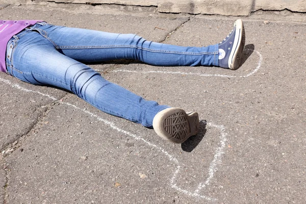 Dead woman laying on asphalt — Stock Photo, Image