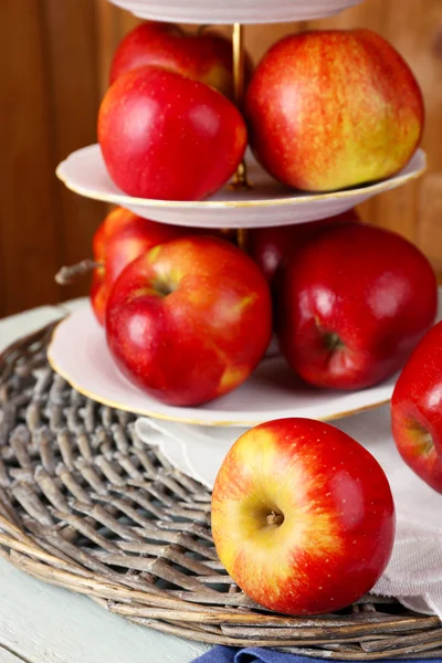 Läckra mogna äpplen på tjänstgör fack på bordet på nära håll — Stockfoto