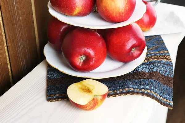 テーブルの上のトレイを提供おいしい香り、熟したリンゴをクローズ アップ — ストック写真