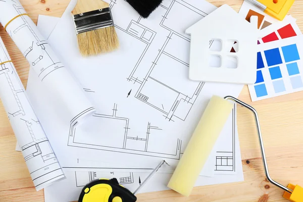 Bauinstrumente, Plan und Pinsel auf hölzernem Tischhintergrund — Stockfoto