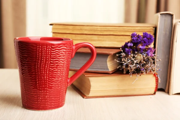 Libri, tazze e piante su tavola di legno, primo piano — Foto Stock