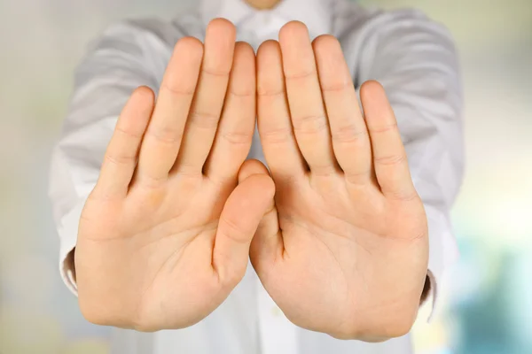 Mâini de sex masculin care arată gestul stop, closeup — Fotografie, imagine de stoc