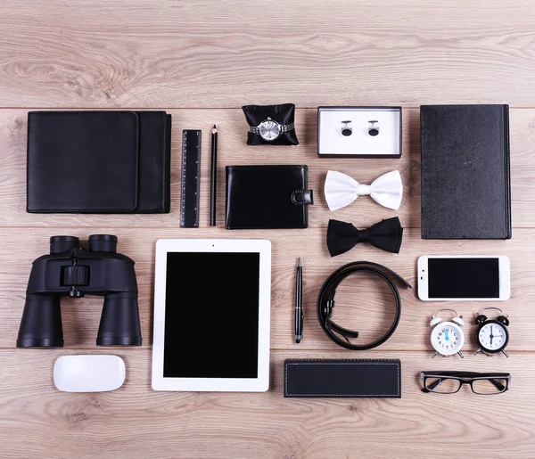 Set van zwarte en witte accessoires op houten tafel, bovenaanzicht — Stockfoto