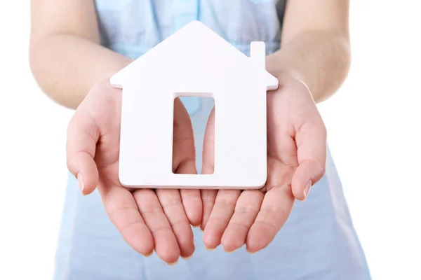 Vrouwelijke handen met kleine model van huis geïsoleerd op wit — Stockfoto