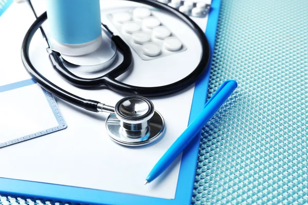 Materiais médicos em close-up mesa azul — Fotografia de Stock